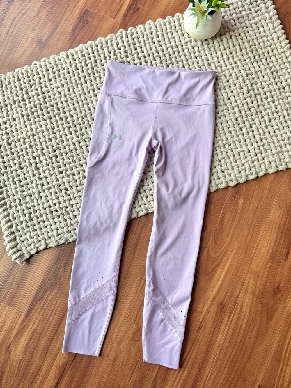 Under Armour | Women’s Breathelux Lasercut Ankle Leggings in Lavender | Small